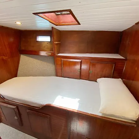 Botel Fantastico Velero En Barcelona Sant Adria de Besos