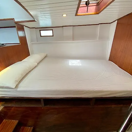 Fantastico Velero En Barcelona Botel Sant Adria de Besos