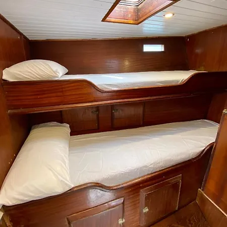 Botel Fantastico Velero En Barcelona