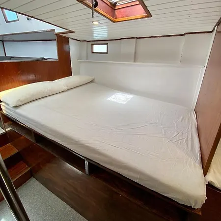 Fantastico Velero En Barcelona *