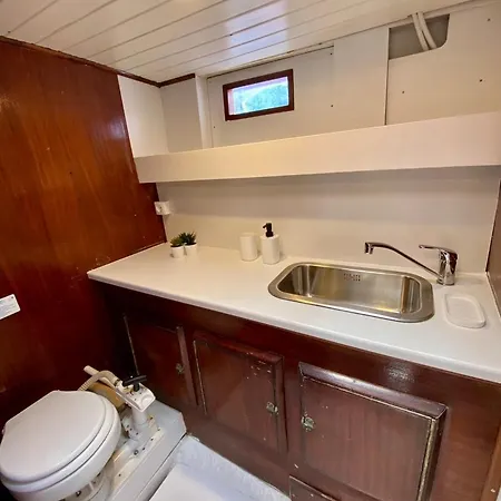 Fantastico Velero En Barcelona Botel *